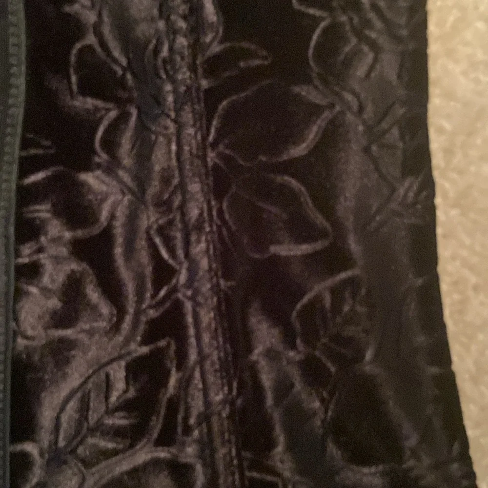 Lovers lane brand velvet corset. Back hooks and push up bra inside - Picture 8 of 15